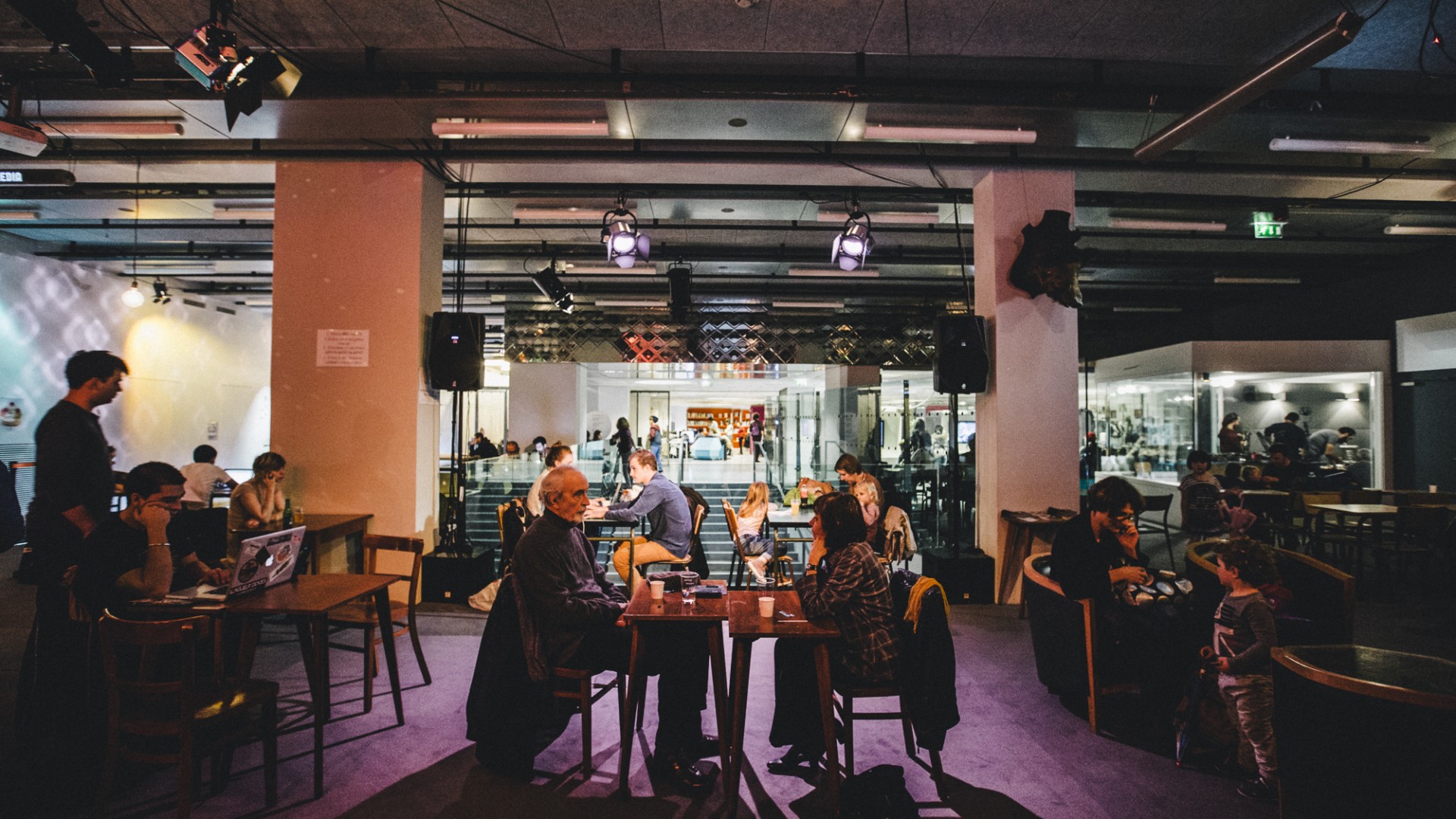 Internet, les réseaux sociaux et la loi en milieu scolaire.